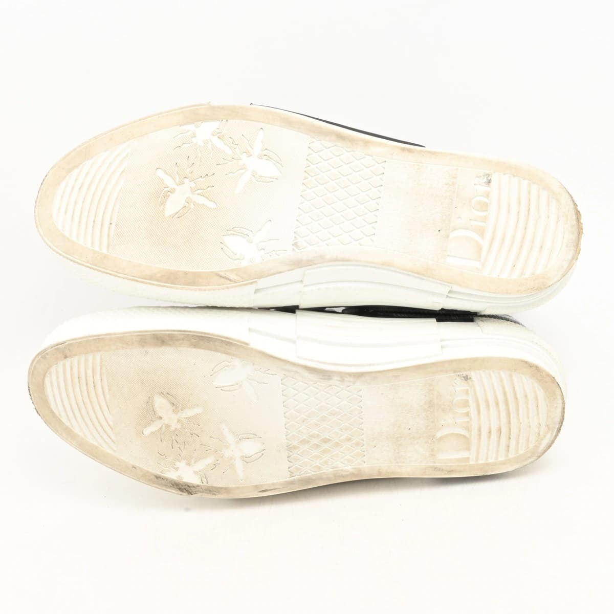 Pair of low-top trainers in grey with white panels and sole, shown from the side.