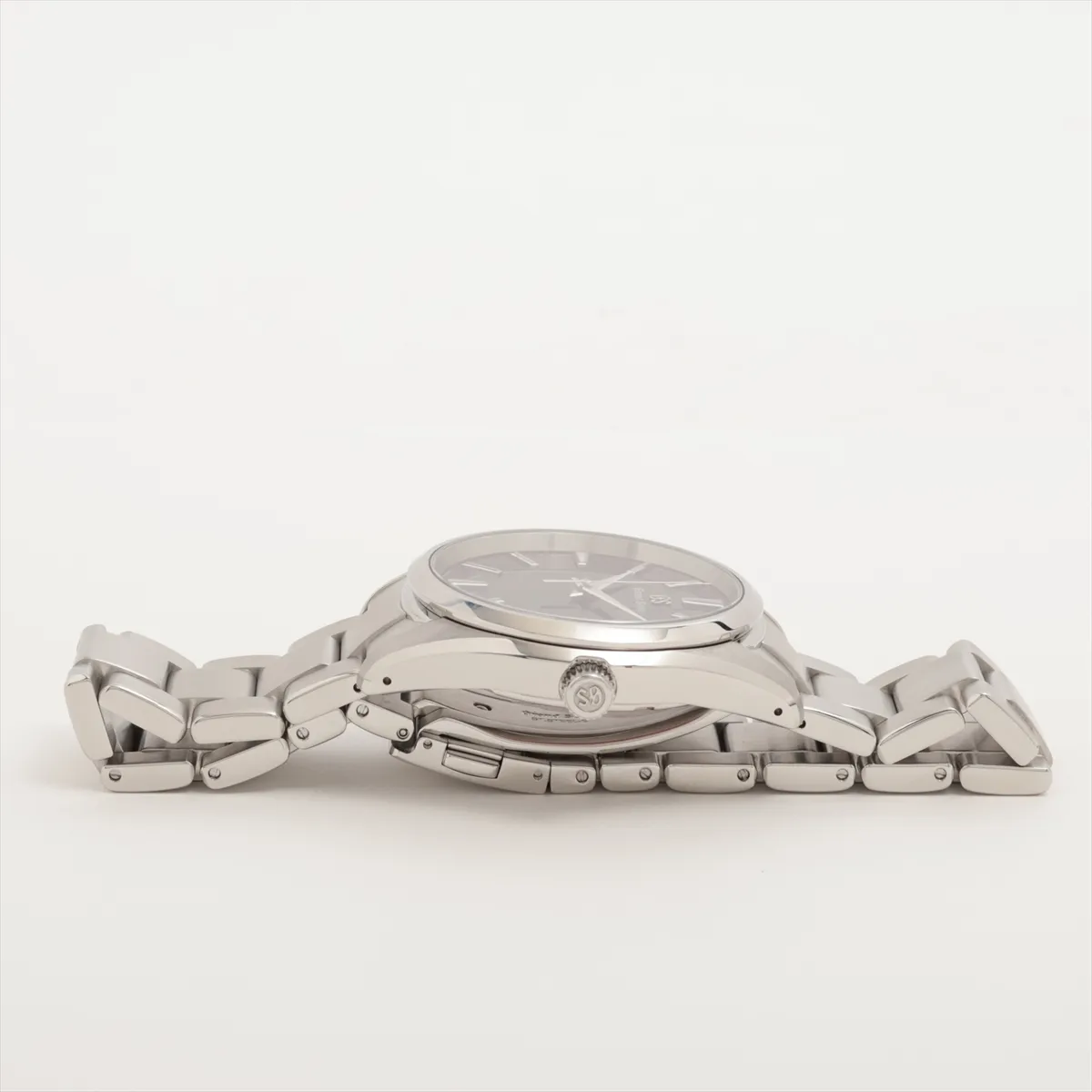 Steel wristwatch with blue dial, date aperture at three o'clock and brushed steel bracelet.