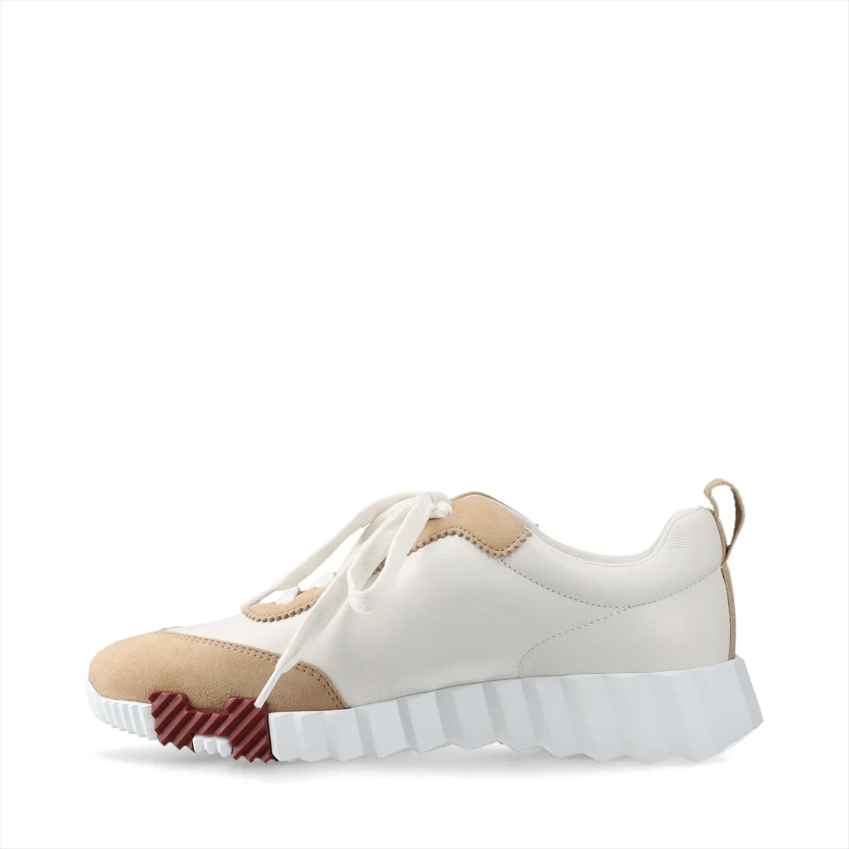 White and beige low-top sneakers in leather and suede with white laces and a chunky sole.