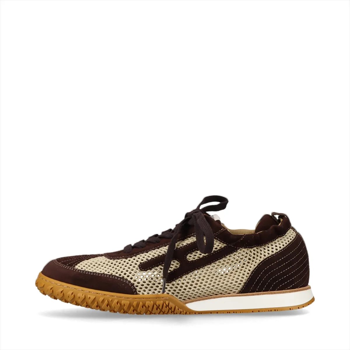 Low-top mesh sneakers in beige with brown suede overlays, side view on a white background.