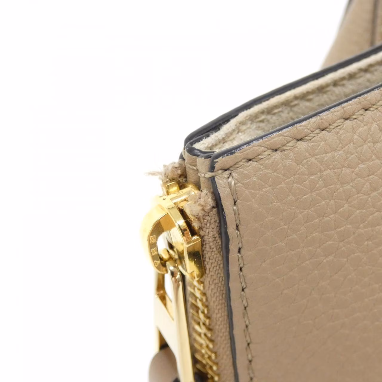 Compact leather bag with winged sides, top handle and detachable shoulder strap