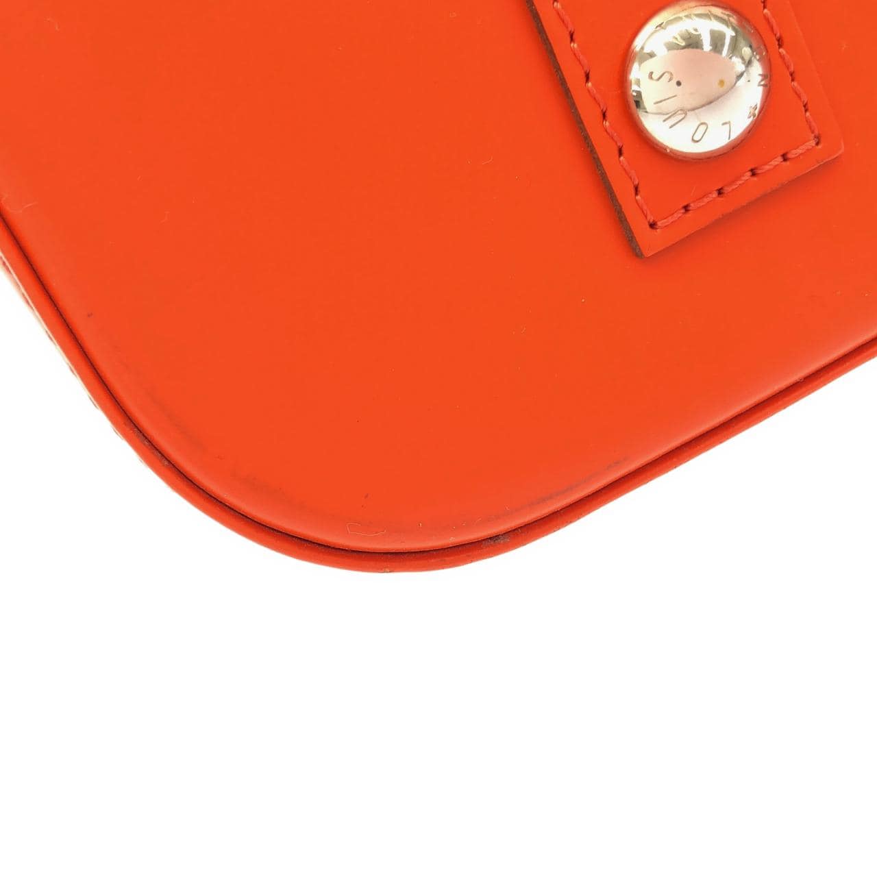 Structured dome-shaped handbag in textured leather with rolled handles.