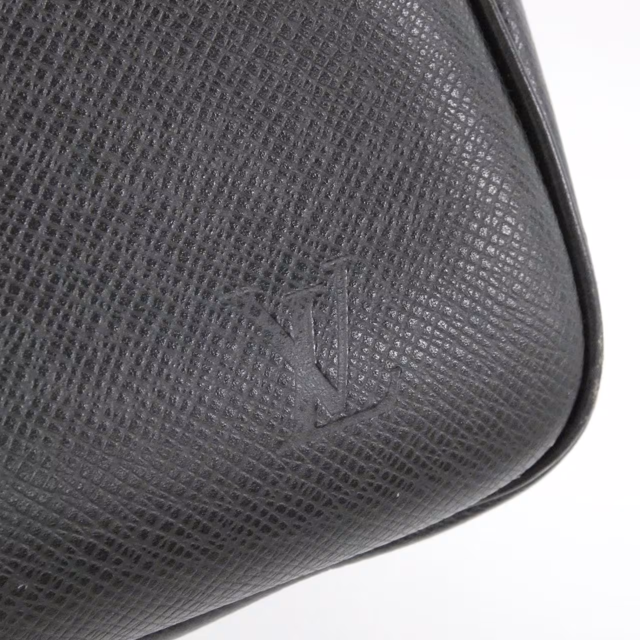 Large grained leather holdall with twin handles and a zip top