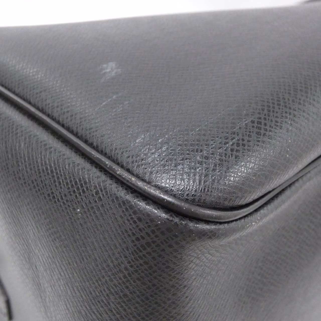 Large grained leather holdall with twin handles and a zip top