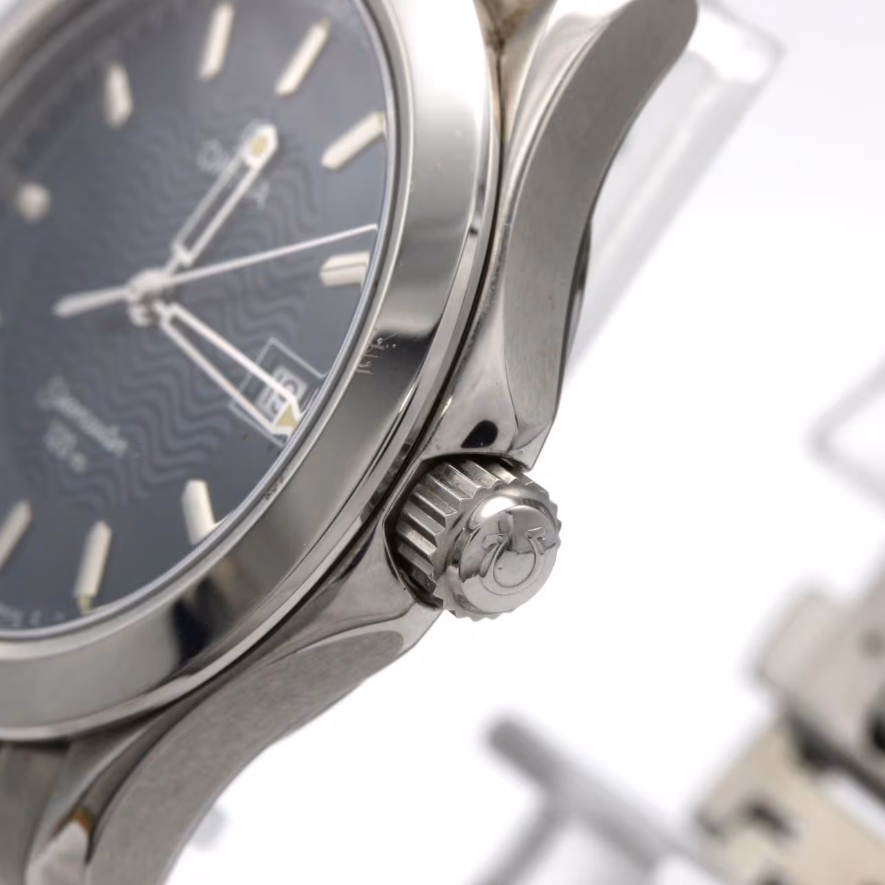 Stainless steel sports wristwatch with blue dial, date window and integrated steel bracelet.