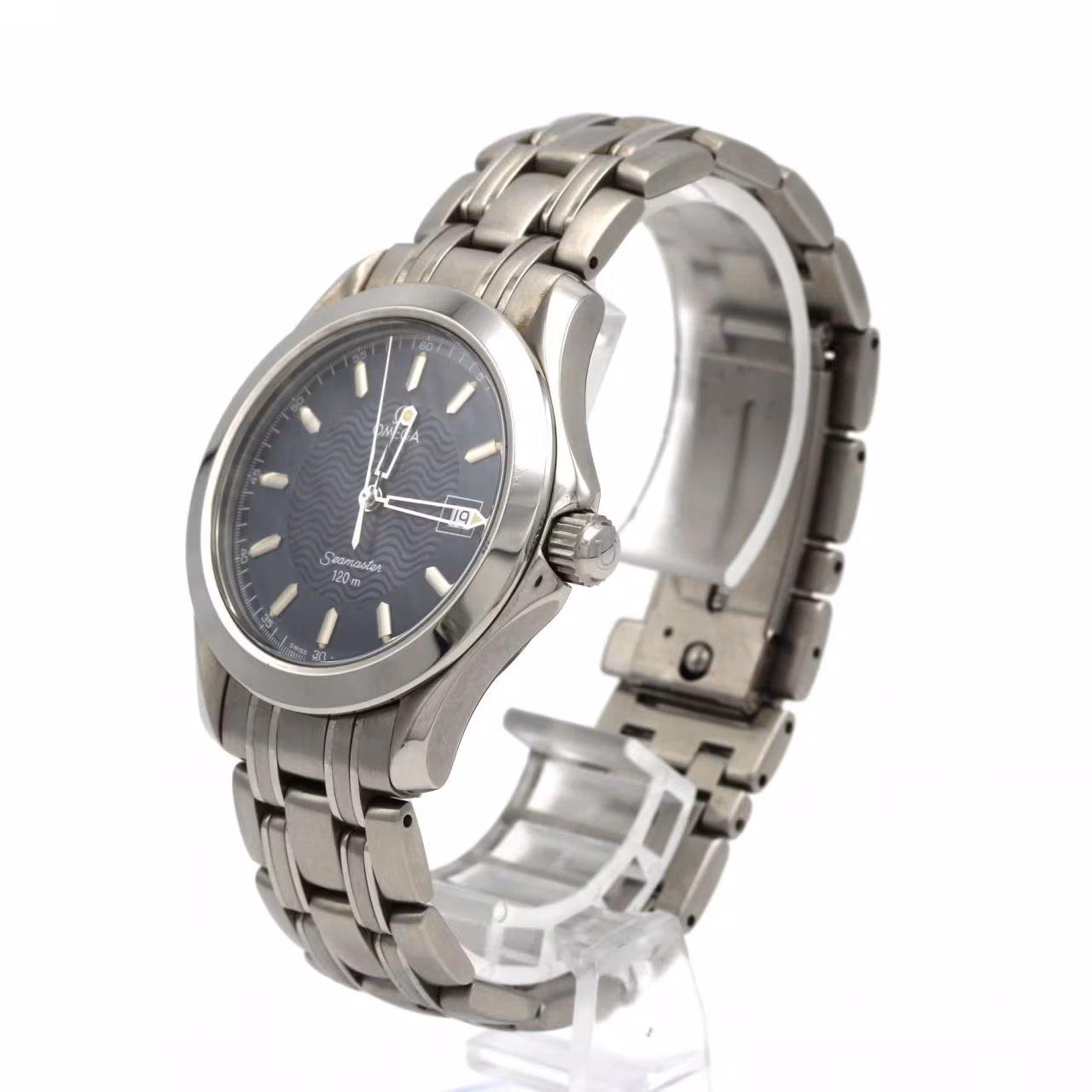 Stainless steel sports wristwatch with blue dial, date window and integrated steel bracelet.