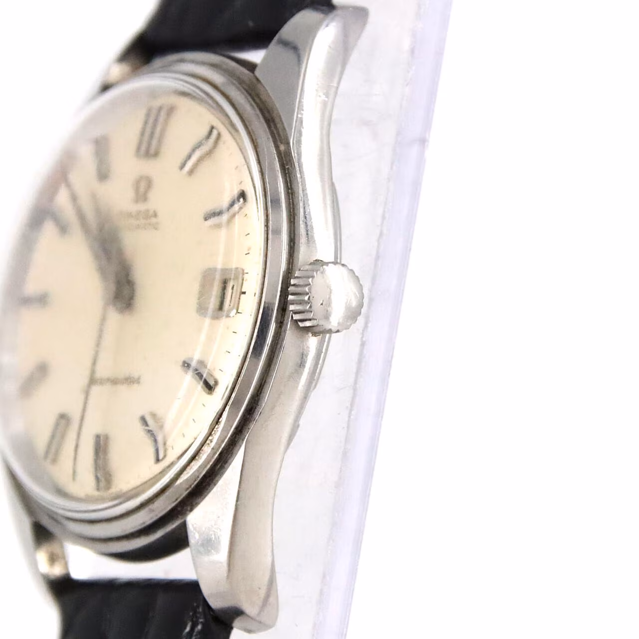 Vintage round wristwatch with warm silver dial, applied baton markers and slim steel case.