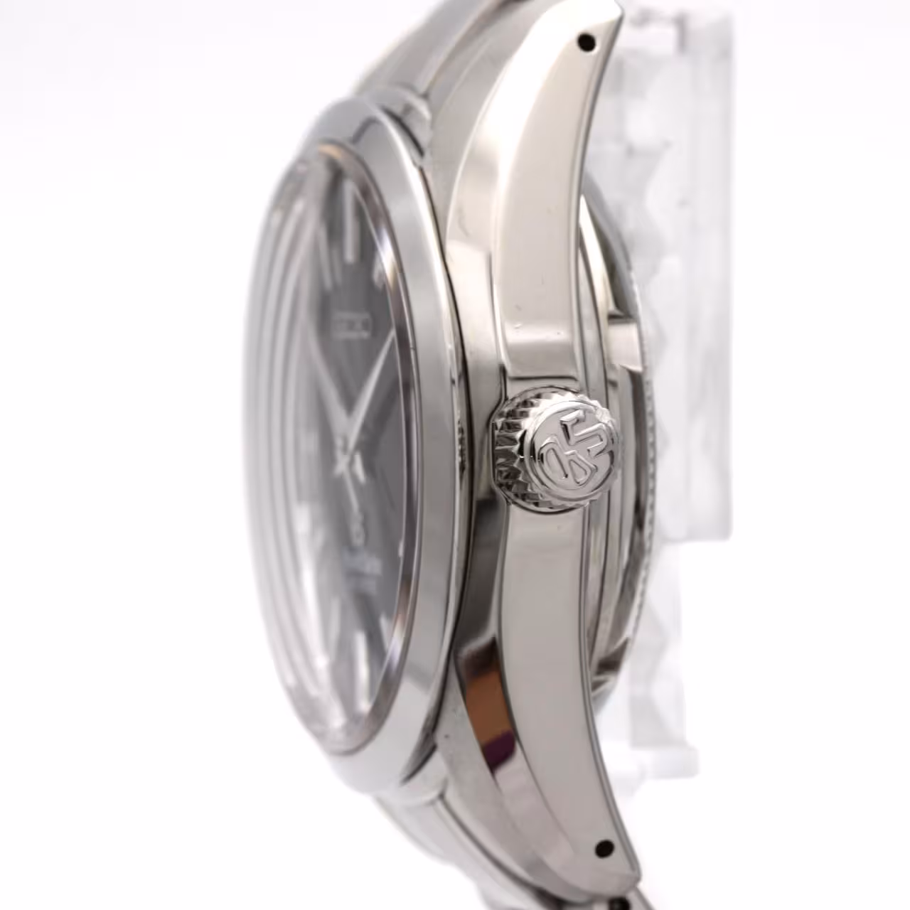 Stainless steel automatic wristwatch with a light dial, date window and a three-link bracelet.