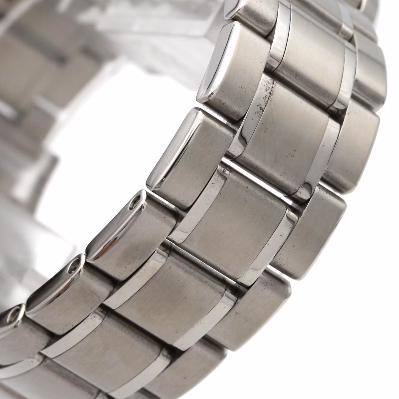 Stainless steel automatic wristwatch with a light dial, date window and a three-link bracelet.