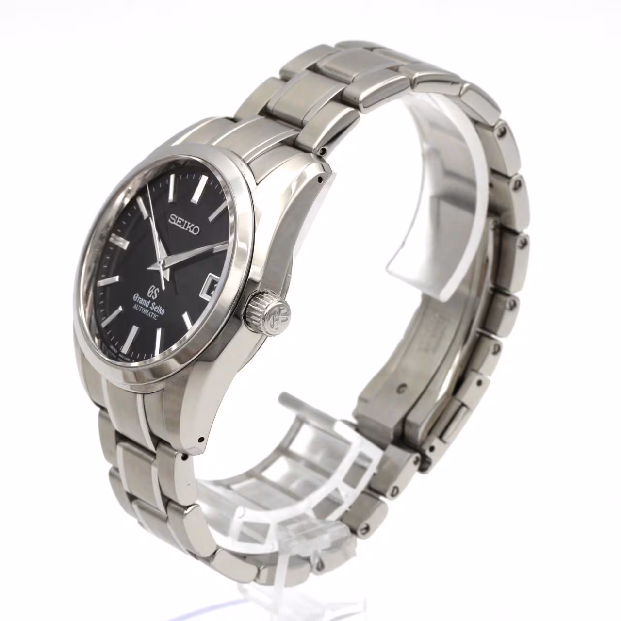 Stainless steel automatic wristwatch with a light dial, date window and a three-link bracelet.