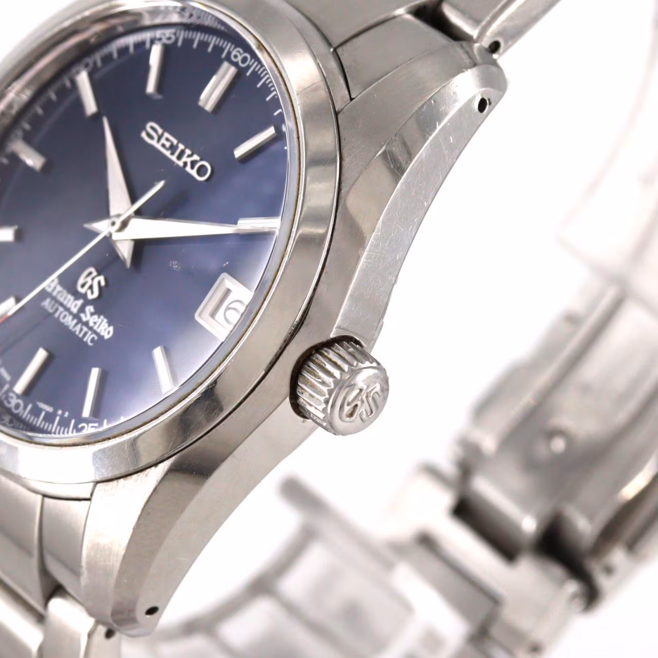 Stainless steel automatic wristwatch with a pale dial, baton markers, date window and steel bracelet.