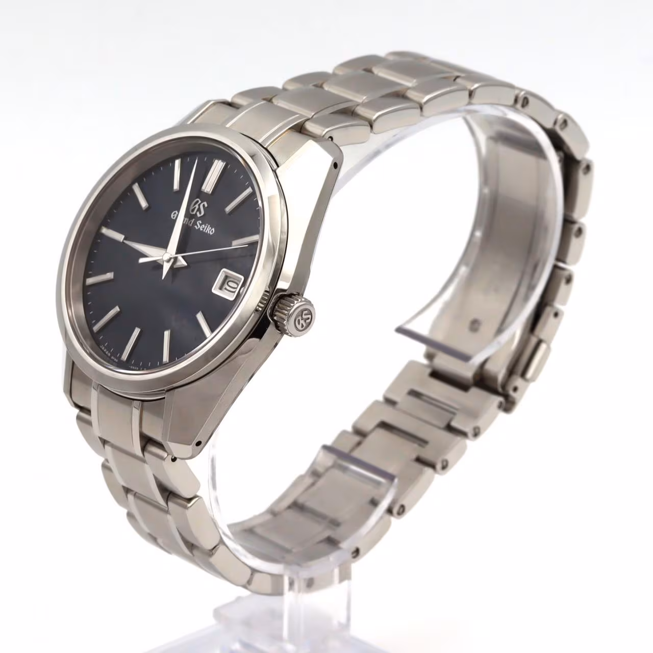 Stainless steel wristwatch with a light dial, applied baton markers, date window and steel bracelet.