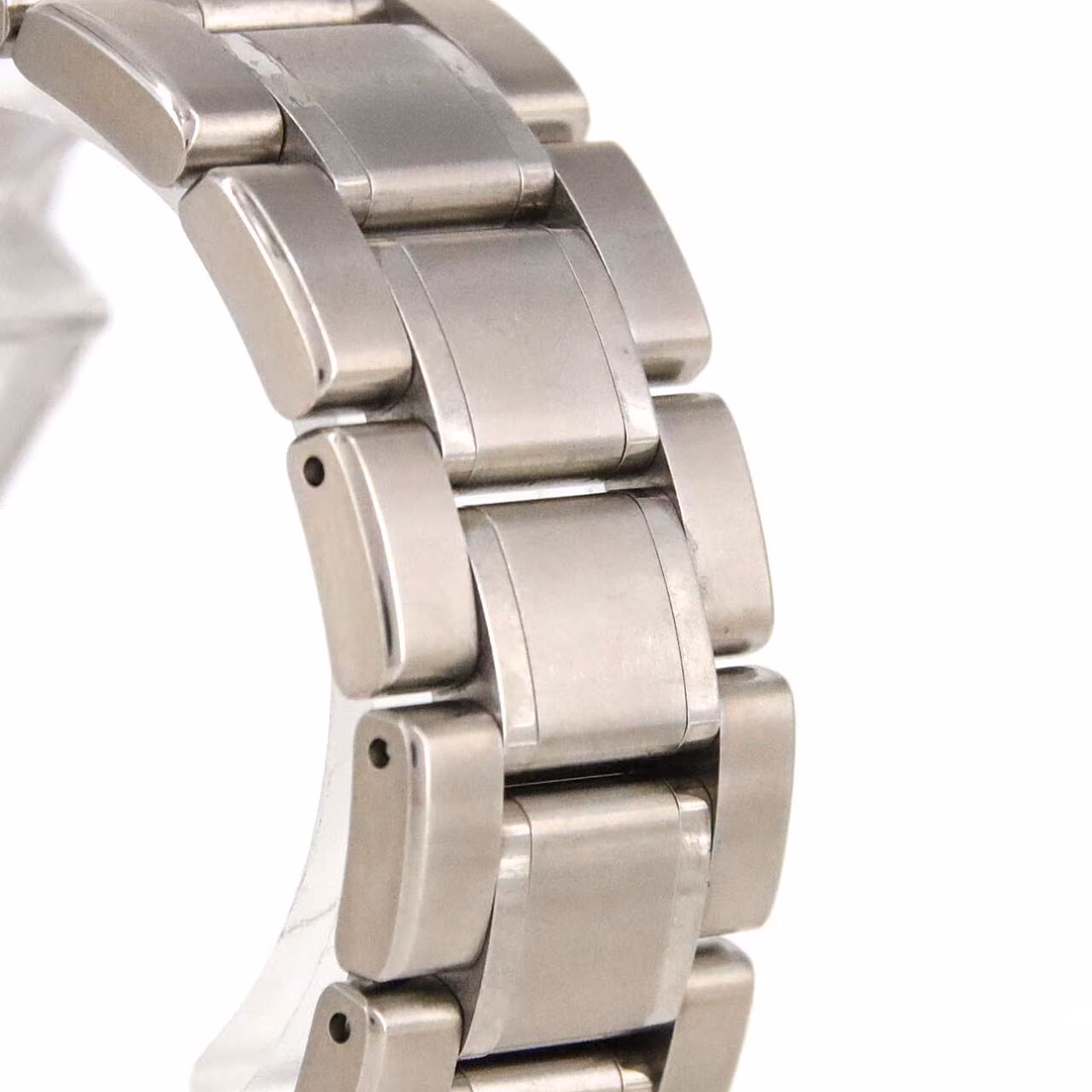 Titanium quartz wristwatch with a light dial, applied baton markers, date window and brushed bracelet.