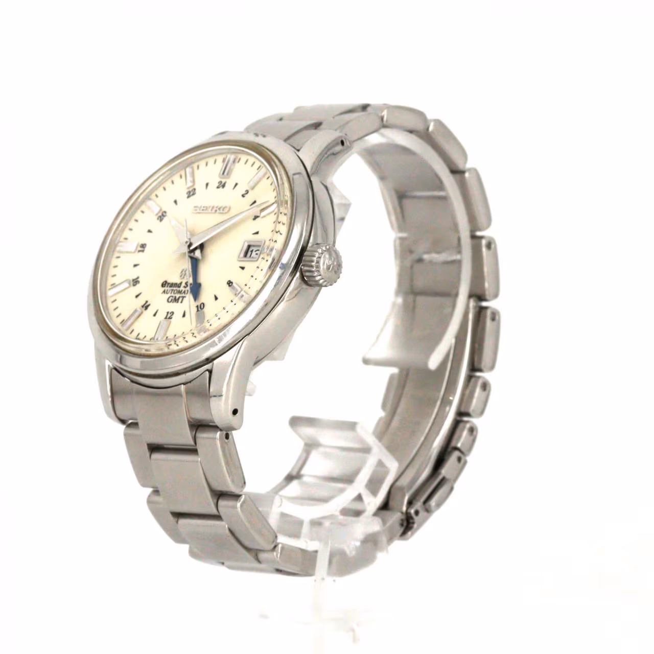 Stainless steel wristwatch with a cream dial, additional GMT hand, date window and steel bracelet.