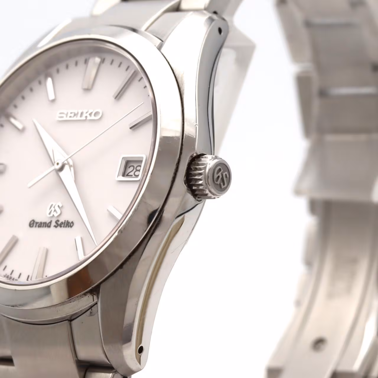 Stainless steel wristwatch with a light dial and integrated steel bracelet.